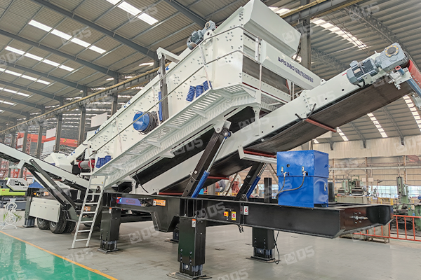 wheeled mobile crushing screening station